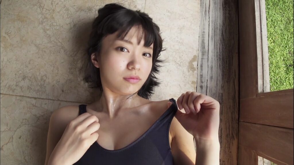 【フェチ画像】旧スク水が似合いすぎるアイドルを濡らして接写😍尻フェチ×ローアングル【朝倉ゆり】 – 積極的なカット2