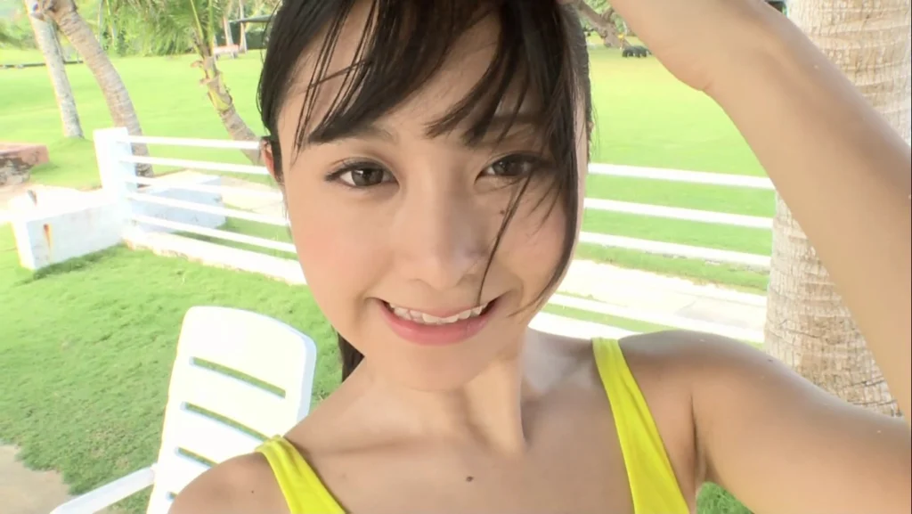 【アイドル】高身長モデルの蛍光イエロー競泳水着に癒される😍水中カメラ&times;ローアングル【真島なおみ】 &ndash; エッチなカット