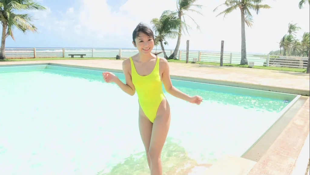 【アイドル】高身長モデルの蛍光イエロー競泳水着に癒される😍水中カメラ&times;ローアングル【真島なおみ】 &ndash; 頑張ってるカット