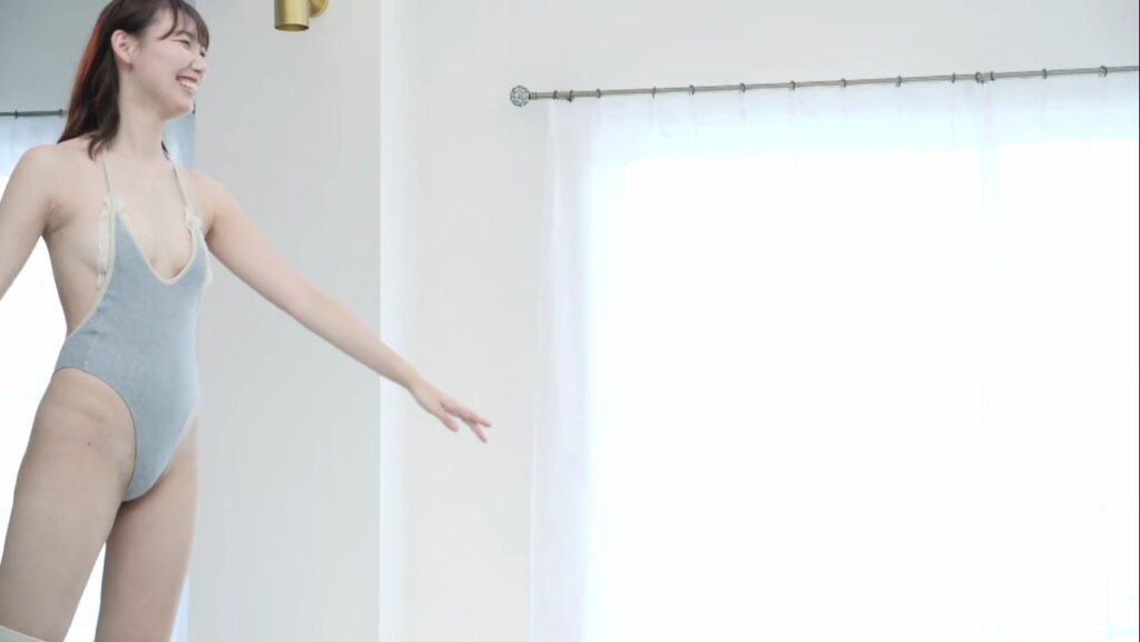 【フェチ画像】高身長スレンダーアイドルが小さいレオタードで開脚ストレッチ😍尻フェチ×開脚【新田ゆう】 – キワドいカット
