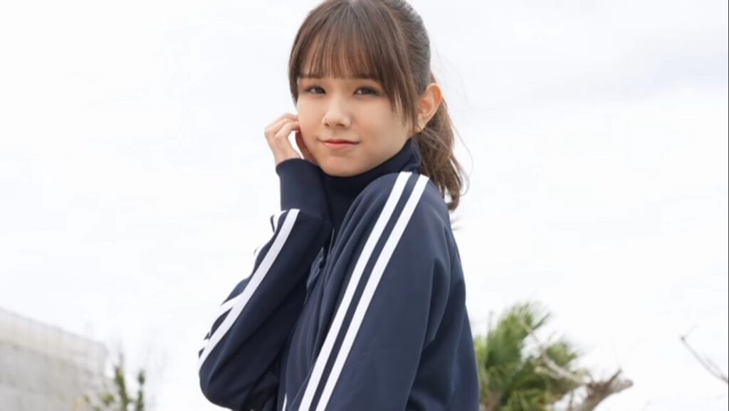 【フェチ画像】人気アイドルのセンターが改造競泳水着でウロウロする😍デビュー作×巨乳【後藤まつり】 – キワドいカット