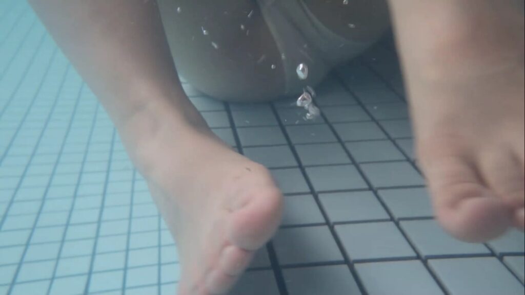 【フェチ画像】美少女アイドルが白いレオタードのまま温泉に入った結果😍透け&times;水中カメラ【藤北れな】 &ndash; 積極的なカット2