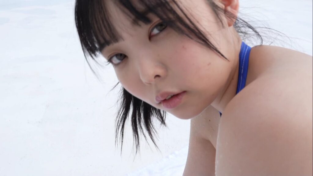 【フェチ画像】真ん丸お尻に食い込んだ変態ハイレグに水をかけて透けてしまう😍グイグイ&times;M字開脚【やなぎばころん】 &ndash; 萌えカット2