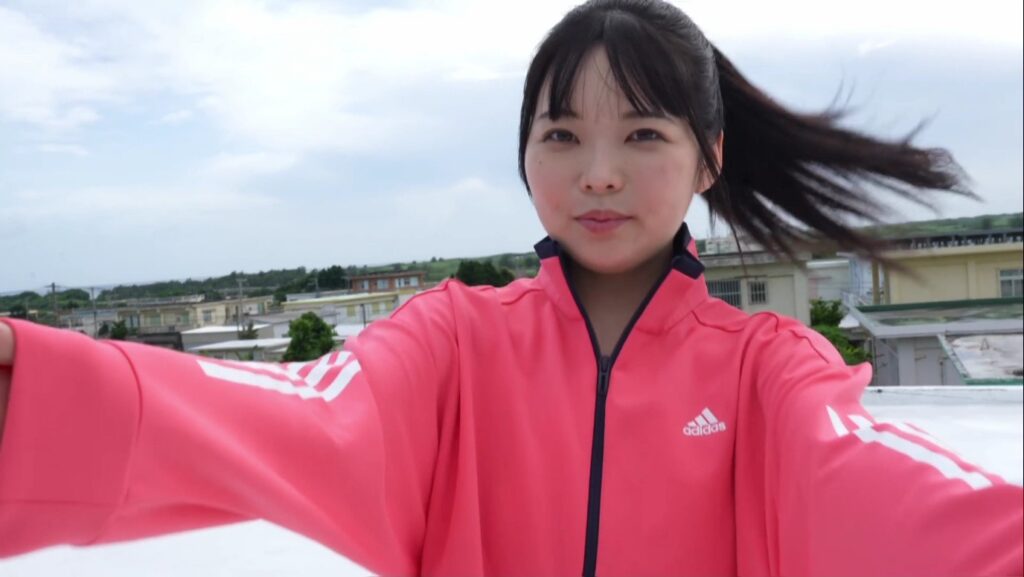 【フェチ画像】真ん丸お尻に食い込んだ変態ハイレグに水をかけて透けてしまう😍グイグイ&times;M字開脚【やなぎばころん】 &ndash; そそるカット