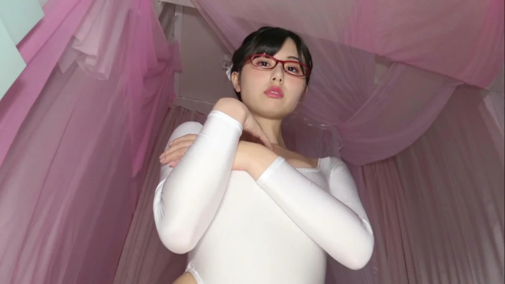 【フェチ画像】白レオタードの天使が跨って上下運動してくれるひみつの病室😍ハイレグ&times;騎乗位【くりえみ】 &ndash; フェチなカット2