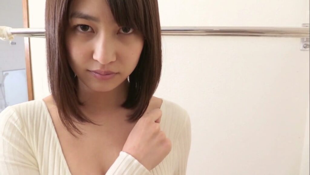 【フェチ画像】濡れたハイレグをローアングルでエグい接写される美人教師😍透け&times;水中カメラ【小柳歩】 &ndash; 頑張ってるカット