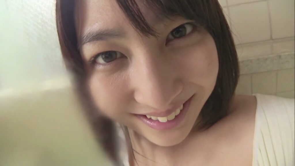 【フェチ画像】濡れたハイレグをローアングルでエグい接写される美人教師😍透け&times;水中カメラ【小柳歩】 &ndash; ヌけるカット
