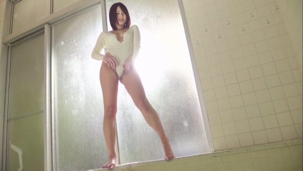 【フェチ画像】濡れたハイレグをローアングルでエグい接写される美人教師😍透け&times;水中カメラ【小柳歩】 &ndash; 忘れられないカット