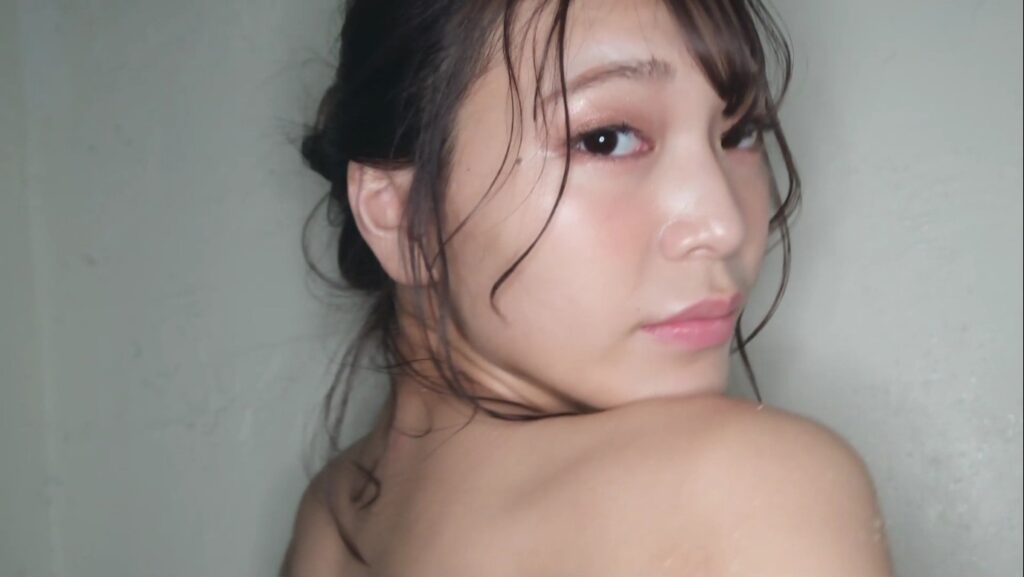 【フェチ画像】くびれが凄いクール美女の改造競泳水着がシャワーで透ける😍半ケツ&times;グイグイ【鈴原かれん】 &ndash; エッチなカット