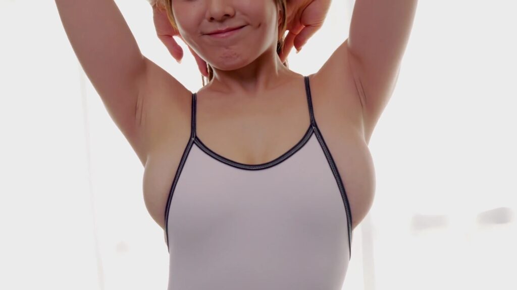 【フェチ画像】ミスFLASHグランプリがキチキチに食い込む極薄スク水でゴロゴロ😍巨乳×尻フェチ【美波那緒】 – キワドいカット2