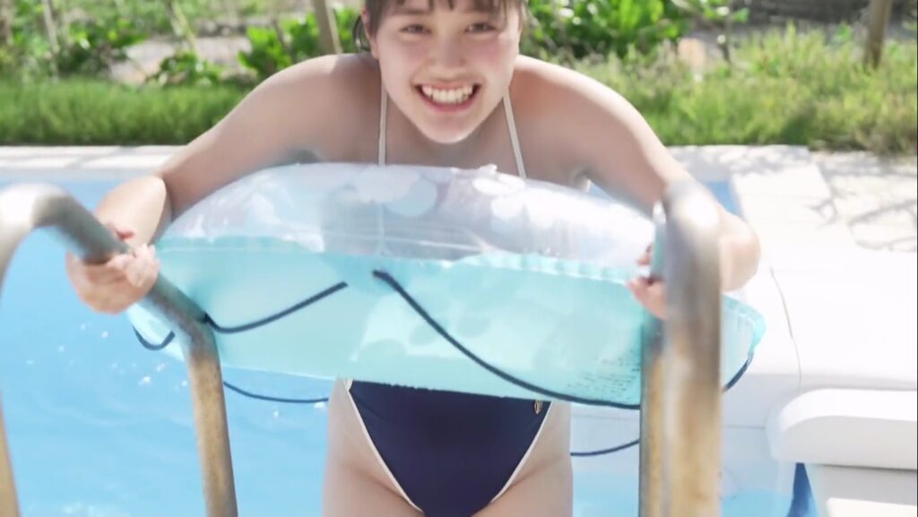 【フェチ画像】ギャップ凄い!薄スク水が濡れて貼りつくミスマガジンベスト16の迫力ボディ😍巨乳×スリスリ【広田望愛】 – 妖艶カット
