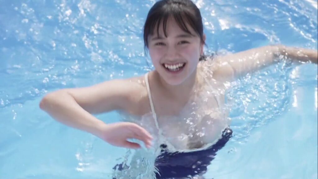 【フェチ画像】ギャップ凄い!薄スク水が濡れて貼りつくミスマガジンベスト16の迫力ボディ😍巨乳×スリスリ【広田望愛】 – そそるカット