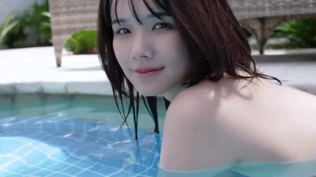 【フェチ画像】人気アイドルがピタピタの光沢水着が濡れて更にピッタピタ😍ハイレグ×ローアングル【後藤まつり】 – 平和なカット
