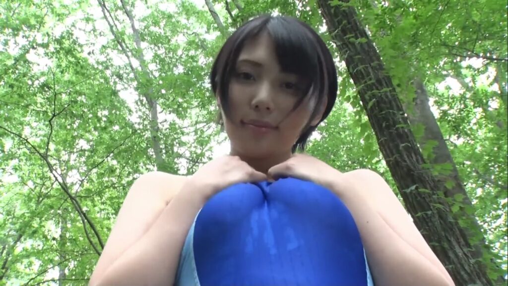 【フェチ画像】瑞々しい10代美少女が森の清流でハイレグ競泳水着をグイッと😍巨乳&times;ローアングル【安位薫】 &ndash; エッチなカット