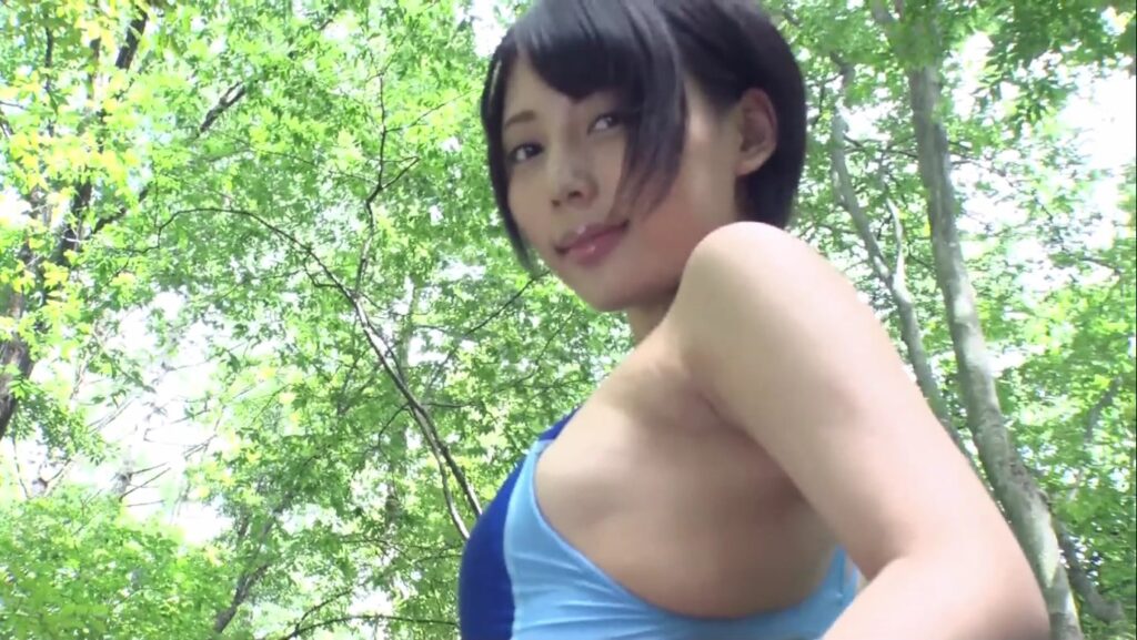 【フェチ画像】瑞々しい10代美少女が森の清流でハイレグ競泳水着をグイッと😍巨乳&times;ローアングル【安位薫】 &ndash; 妖艶カット2