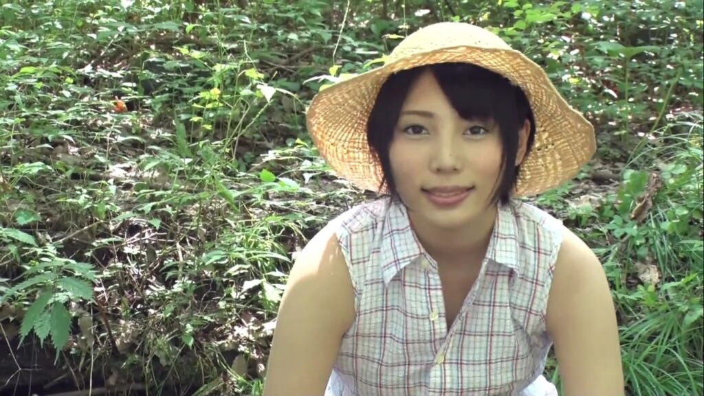 【フェチ画像】瑞々しい10代美少女が森の清流でハイレグ競泳水着をグイッと😍巨乳&times;ローアングル【安位薫】 &ndash; キワドいカット