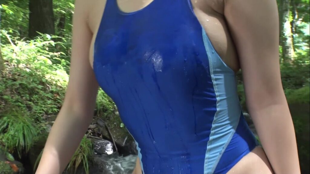 【フェチ画像】瑞々しい10代美少女が森の清流でハイレグ競泳水着をグイッと😍巨乳&times;ローアングル【安位薫】 &ndash; エロいカット