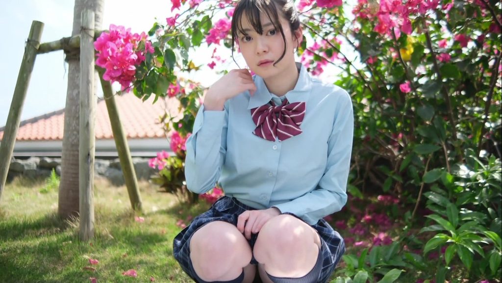 【フェチ画像】制服の下のド迫力ヒップにガッチリ食い込む改造ハイレグ😍水中カメラ&times;グイグイ【栗原もみじ】 &ndash; セクシーなカット