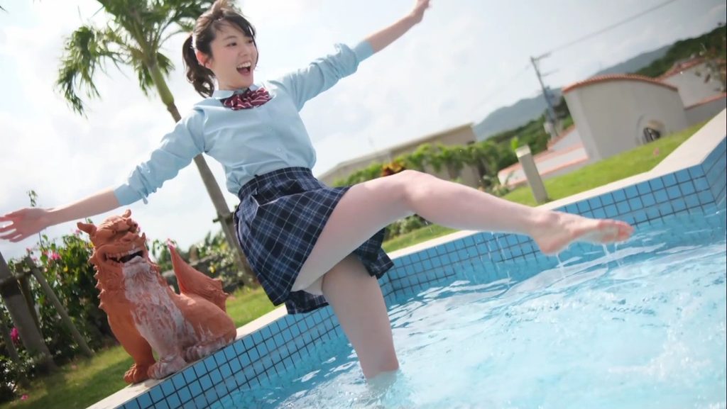 【フェチ画像】制服の下のド迫力ヒップにガッチリ食い込む改造ハイレグ😍水中カメラ&times;グイグイ【栗原もみじ】 &ndash; 妖艶カット