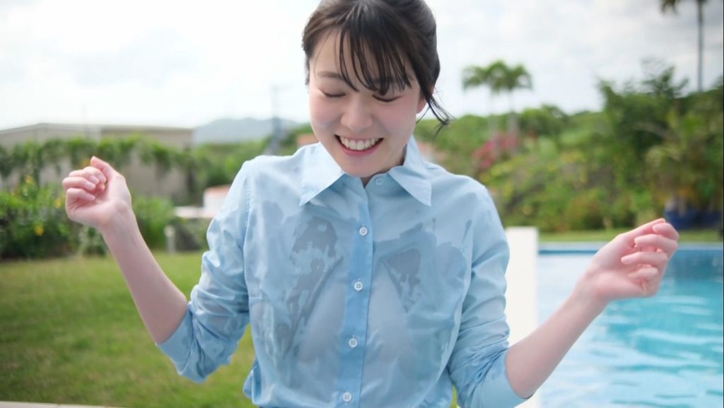 【フェチ画像】制服の下のド迫力ヒップにガッチリ食い込む改造ハイレグ😍水中カメラ&times;グイグイ【栗原もみじ】 &ndash; 頑張ってるカット
