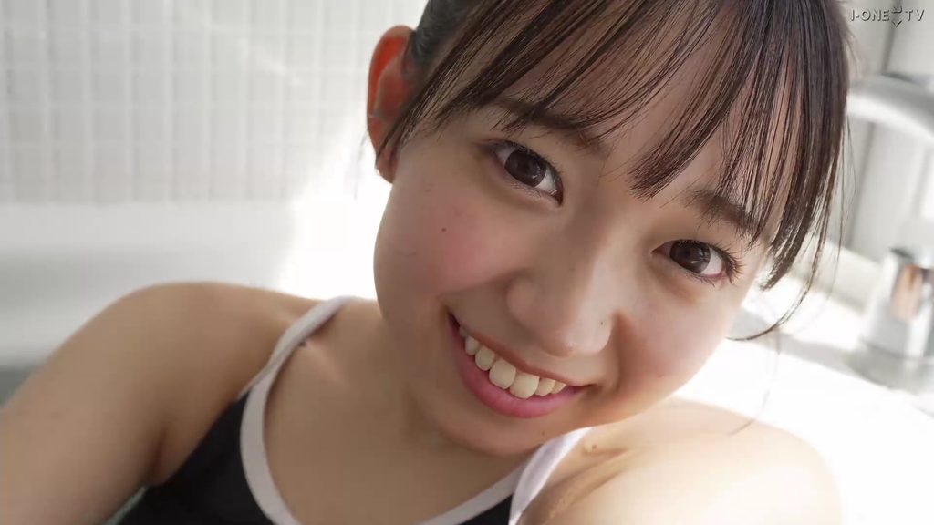 【フェチ画像】可愛すぎる合法ロリ美少女のピタピタスク水をスリスリ😍薄地接写×尻フェチ【入間ゆい】 – 頑張ってるカット2