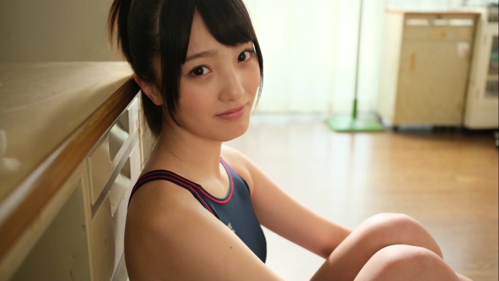 【フェチ画像】スタイル抜群の現役美少女が保健室でガチ競泳水着披露😍ピタピタ&times;透け【七海まろん】 &ndash; キワドいカット2