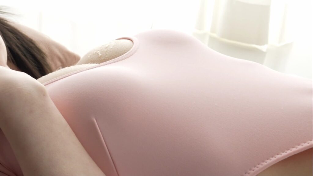 【フェチ画像】エグい開脚ストレッチをさせられる美女の薄ハイレグに接写😍グイグイ&times;透け【白波瀬もも】 &ndash; エロいカット2
