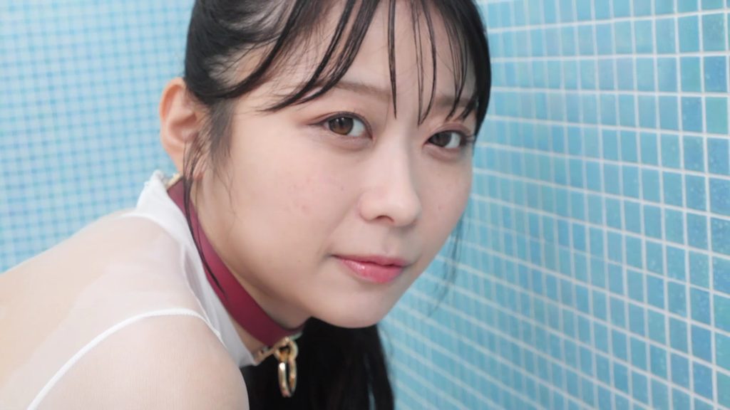 【フェチ画像】炭酸水シャワシャワされた透明ハイレグをエグい鬼接写😍ニャンコ×グリグリ【蒼猫いな】 – 萌えカット2