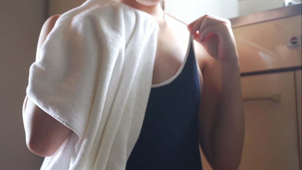 【フェチ画像】薄地スク水でロデオマシーンに乗って汗だくになる美少女アイドル😍薄地スク水&times;どん兵衛【桜羽のえ】 &ndash; 積極的なカット2