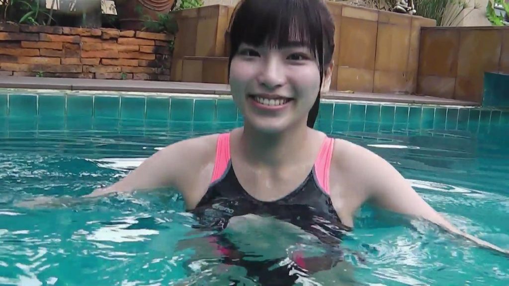 【フェチ画像】改造競泳水着でハイレグをスリスリさせられる癒し系美女😍水中カメラ×開脚【唐沢りん】 – そそるカット