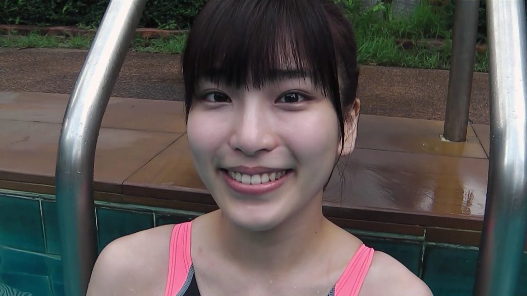 【フェチ画像】改造競泳水着でハイレグをスリスリさせられる癒し系美女😍水中カメラ×開脚【唐沢りん】 – ヌけるカット