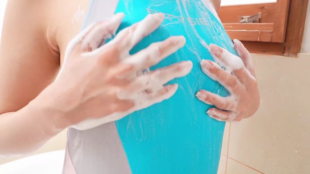 【フェチ画像】10代の美形アイドルが競泳水着が食い込むプリ尻を泡洗体😍ハイレグ接写&times;スリスリ【矢澤サエ】 &ndash; あざといカット